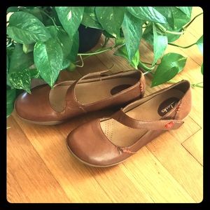 Clark’s Camel Mary Jane Flats Size 8.5